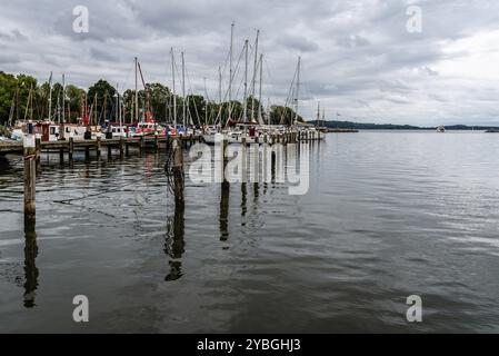 Lauterbach, Deutschland, 1. August 2019: Blick auf den Hafen mit Segelbooten, die an den Docks liegen, Europa Stockfoto