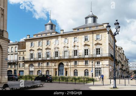 Bordeaux, Frankreich, 22. Juli 2018: Altes luxuriöses Wohngebäude im historischen Zentrum der Stadt, Europa Stockfoto