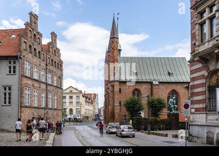 Lübeck, Deutschland, 3. August 2019: Malerischer Blick auf wunderschöne Backsteinhäuser im historischen Zentrum Europas Stockfoto