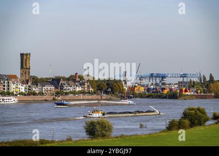 Frachtschiffe auf dem Rhein bei Emmerich, Containerterminal Contargo Rhein-Waal-Lippe, Niederrhein, Nordrhein-Westfalen, Deutschland, Europa Stockfoto