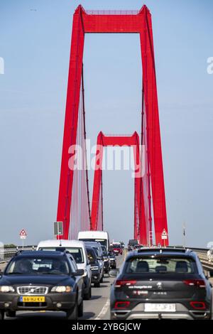 Verkehr auf der Rheinbrücke Emmerich, Bundesstraße B220, längste Hängebrücke Deutschlands, derzeit renoviert, Brückenschaden, Niederrhein, Stockfoto