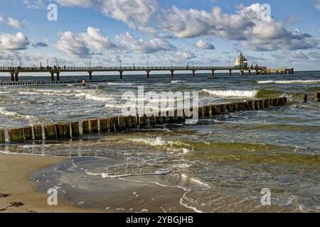 Tauchbahn am Pier Zingst, bewölkte Stimmung und hohe Wellen, Zingst, Halbinsel Fischland-Darss-Zingst, Mecklenburg-Vorpommern, Deutschland, Euro Stockfoto