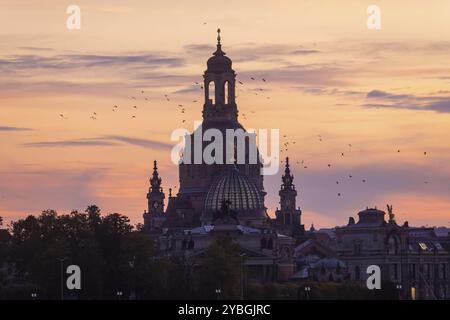 Die historische Altstadt von Dresden mit der Kirche unserer Lieben Frau und der Kuppel mit der Fama, Dresden Silhouette am Abend, Dresden, Sachsen, Deutschland, Stockfoto