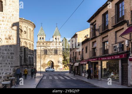 Toledo, Spanien, 6. Dezember 2019: Das neue Bisagra-Tor und die Kirche Santiago del Arrabal. Real del Arrabal Straße, Europa Stockfoto