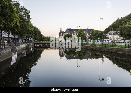 Quimper, Frankreich, 2. August 2018: Stadtbild der Hauptstadt des Departements Finistere der Bretagne im Nordwesten Frankreichs, Europa Stockfoto