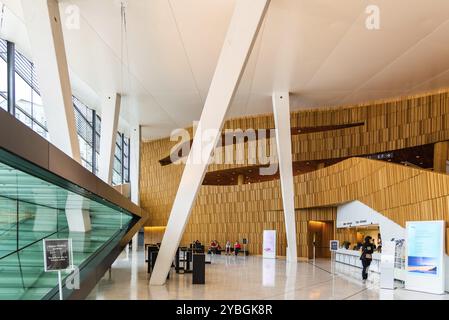 Oslo, Norwegen, 11. August 2019: Opernhaus in Oslo. Innenansicht. Modernes Gebäude, entworfen von Snohetta Architekten. Es ist das Nationaltheater der Oper Stockfoto