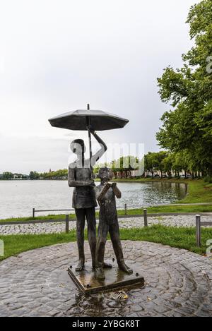 Schwerin, Deutschland, 2. August 2019: Bronzeskulptur am Pfaffenteich im historischen Zentrum ein regnerischer Sommertag in Europa Stockfoto