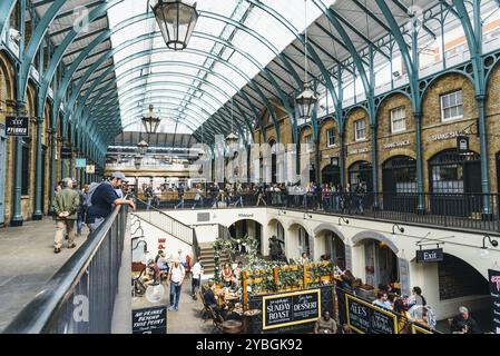 London, Großbritannien, 15. Mai 2019: Innenansicht des Covent Garden Market. Das Covent Garden liegt im West End von London und ist bekannt für seine luxuriöse Mode A Stockfoto