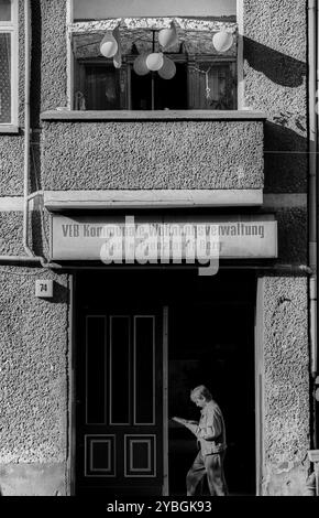 Deutschland, Berlin, 27. Juli 1991, Stargarder Straße, Balkon, Ballons, VEB Kommunale Wohnungsverwaltung Berlin-Prenzlauer Berg, Europa Stockfoto