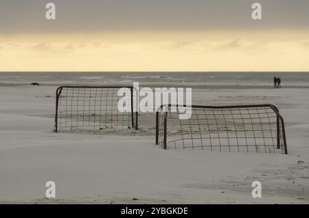 Zwei alte verrostete Fußballtore am Strand bei Sonnenuntergang Stockfoto