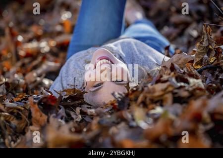 Ein prächtiges blondes Model genießt das Herbstwetter im Freien Stockfoto