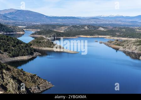 Der Atazar Stausee und Staudamm in der Bergkette von Madrid Stockfoto