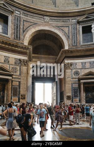 Rom, Italien, 18. August 2016: Innenansicht des Pantheons von Agripa in Rom. Das Pantheon ist ein ehemaliger römischer Tempel, heute eine Kirche in Europa Stockfoto