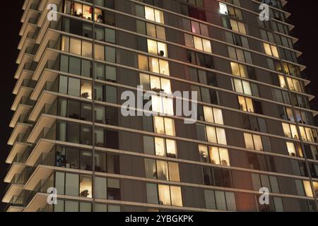 Modernes Appartementhaus in der Nacht Stockfoto
