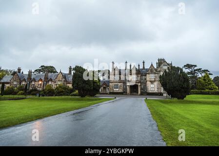 Killarney, Irland, 11. November 2017: Muckross House und Gärten vor bewölktem Himmel. Es ist ein Herrenhaus im Tudor-Stil im Nati Stockfoto