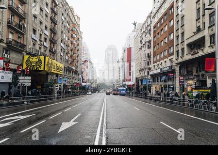 Madrid, Spanien, 20. November 2016: Regnerischer Tag in der Gran Via in Madrid. Es ist eine kunstvolle und gehobene Einkaufsstraße im Zentrum von Madrid. Es ist bekannt Stockfoto