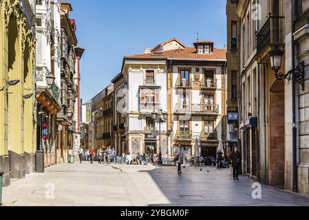 Oviedo, Spanien, 1. April 2019: Straße mit traditionellen Häusern im historischen Stadtzentrum, Europa Stockfoto