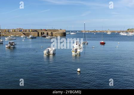 Roscoff, Frankreich, 31. Juli 2018: Boote im Hafen ein sonniger Sommertag bei Flut, Europa Stockfoto