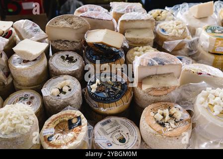 Cangas de Onis, Spanien, 31. März 2019: Auswahl an traditionellen asturischen Käsesorten, die auf dem Lebensmittelmarkt in Europa verkostet werden können Stockfoto