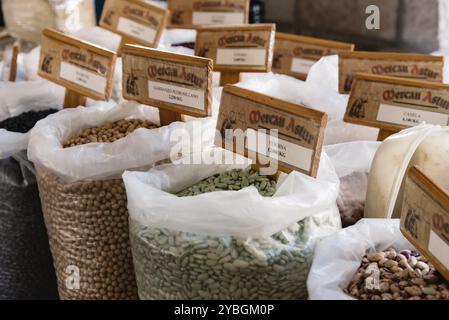 Cangas de Onis, Spanien, 31. März 2019: Sortiment an Bohnen und anderen Hülsenfrüchten in Säcken auf dem Lebensmittelmarkt, Europa Stockfoto