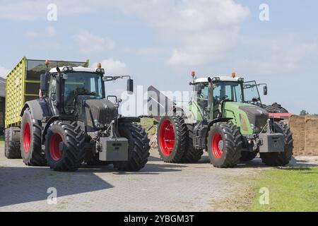 Pause während der Silage von geschreddertem Gras mit zwei Traktoren und einem Laderwagen Stockfoto