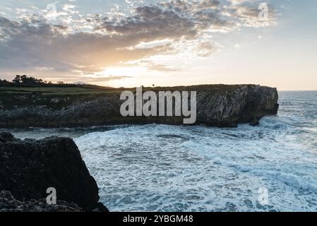 Klippen an den Bufones von Pria im Kantabrischen Meer. Blick bei Sonnenuntergang. Asturien, Spanien, Europa Stockfoto