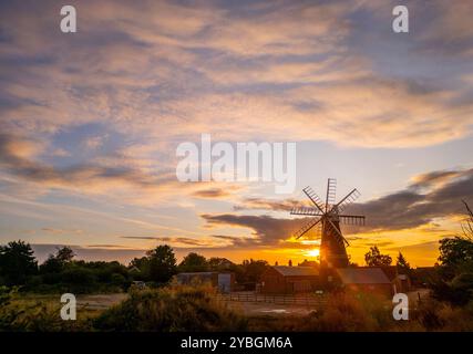 Sonnenaufgang über Heckington Windmill, Lincolnshire, England. Bild Phil Wilkinson / Alamy Stockfoto