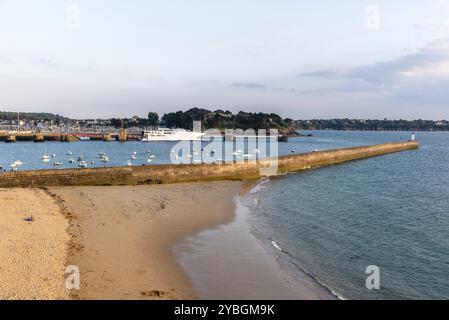 Hohen Winkel auf den Strand und den Hafen von Saint-Malo von Wällen bei Sonnenuntergang. Bretagne, Frankreich, Europa Stockfoto