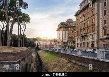 Rom, Italien, 18. August 2016: Sonnenuntergang auf der Piazza Adriana in Rom bei Castel Sant Angelo. Das Mausoleum von Hadrian, bekannt als Castel Sant'Angelo Stockfoto