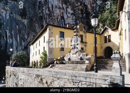 Covadonga, Spanien, 31. März 2019: Kloster Covadonga. Das Heiligtum von Covandonga ist ein Denkmal, das an die Schlacht von Covadonga erinnert Stockfoto