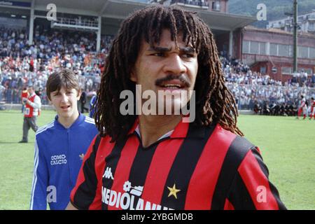 Fußballspiel, niederländischer Nationalspieler Ruud GULLIT AC Milan potrait Foto vor dem Spiel auf dem Spielfeld, im Hintergrund ein Como Calcio Balljunge, S Stockfoto