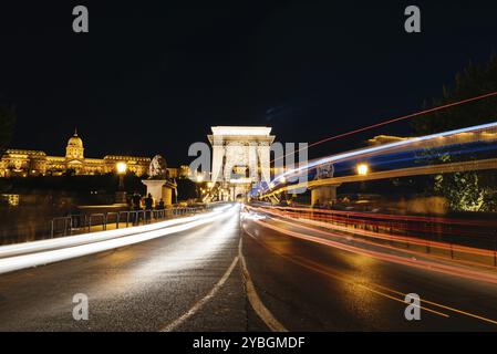 Die Kettenbrücke und die Budaer Burg in Budapest bei Nacht beleuchtet. Lange Belichtung geschossen mit leichten Wanderwegen Stockfoto