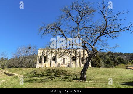 Oviedo, Spanien, 1. April 2019: Kirche Santa Maria del Naranco. Eine vorromanische Kirche in einem Berg in der Nähe von Oviedo, Europa Stockfoto