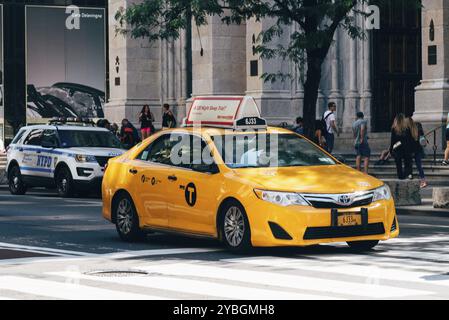 New York City, USA, 26. Juni 2018: Yelllow Taxi beschleunigt sich in der Fifth Avenue, Nordamerika Stockfoto