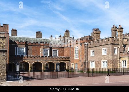 London, UK, 14. Mai 2019: Menschen gehen an der Marlborough Road vor dem St James Palace in Westminster an einem sonnigen Tag im Frühling. Es ist die Residenz Stockfoto