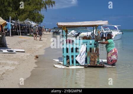 Schwimmender Verkaufsstand, Kiosk, Stand, Strand, Strand, Ile aux Benitiers, Le Morne Brabant, Westküste, Indischer Ozean, Insel, Mauritius, Afrika Stockfoto