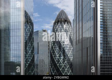 London, UK, 25. August 2023: Moderne kommerzielle Wolkenkratzer Bürogebäude in der City of London und Reflexionen auf Vorhangfassaden. Agave ansehen Stockfoto
