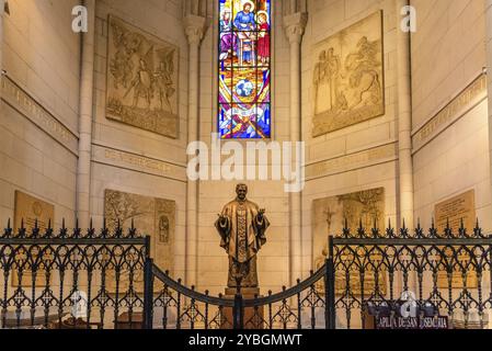 Madrid, Spanien, 1. November 2019: Die Kapelle der heiligen Josemaria Escriva de Balaguer in der Kathedrale von Almudena in Madrid. Er war der Gründer des Opus Dei, EU Stockfoto