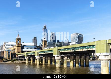 London, Großbritannien, 14. Mai 2019: Stadtbild von London über der Themse. Sonniger Tag mit blauem Himmel Stockfoto