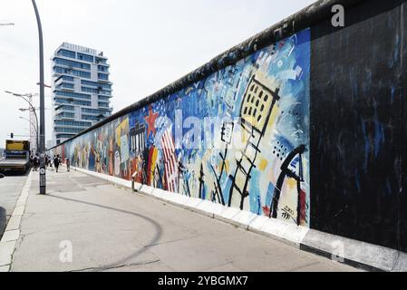 Berlin, 29. Juli 2019: East Side Gallery in der berühmten Berliner Mauer, die Ost- und Westdeutschland, Europa trennt Stockfoto