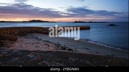 Einen malerischen Blick auf die Bucht von Roscoff und die Insel Batz bei Sonnenuntergang Stockfoto