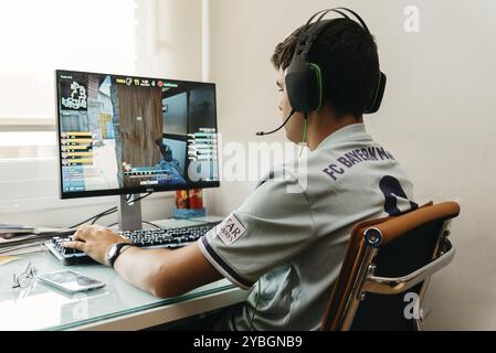 Madrid, Spanien, 23. August 2019: Teenager spielt Counter Strike Global Offensive Videospiel auf PC. CSGO ist ein Online-Multiplayer-Videospiel entwickelt Stockfoto