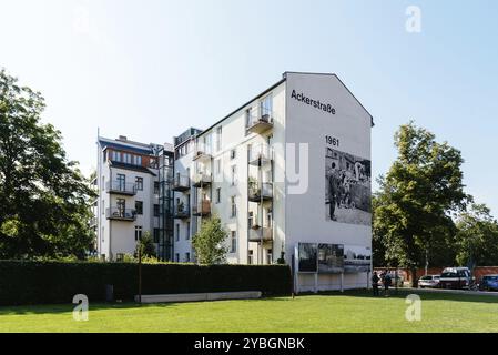 Berlin, 28. Juli 2019: Gedenkstätte Berliner Mauer in der Bernauer Straße mit Ackerstraße. Die Berliner Mauer-Gedenkstätte ist die zentrale Gedenkstätte von G Stockfoto