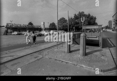 Deutschland, Berlin, 15. Oktober 1991, U-Bahn-Station Stadion der Weltjugend (heute Schwarzkopfstraße), im Hintergrund Stadion der Weltjugend, EU Stockfoto