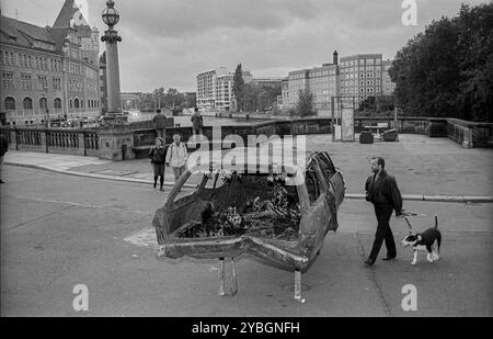 Deutschland, Berlin, 19. Oktober 1991, Tacheles Kunstaktion, auf der Monbijou-Brücke, vor dem Bodemuseum, Schrottwagen, Europa Stockfoto