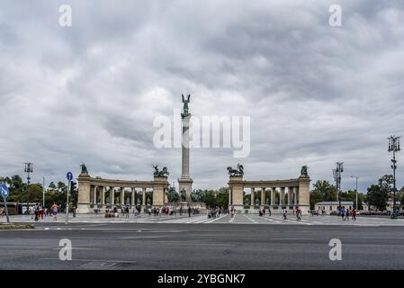 Budapest, Ungarn, 13. August 2017: Der Hosok tere Heldenplatz ist einer der wichtigsten Plätze in Budapest, bekannt für seinen berühmten Statuenkomplex mit dem Stockfoto