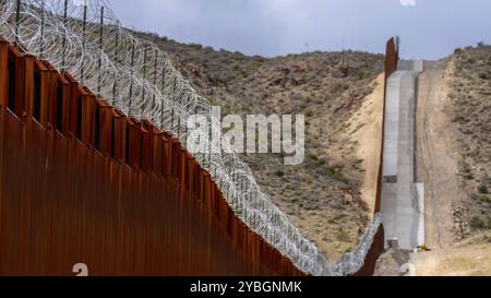 Die Grenzmauer von Jacumba Hot Springs in Kalifornien stärkt die Grenze zwischen den USA und Mexiko, löst Sicherheitsbedenken und steuert die Einwanderung in der Region Stockfoto