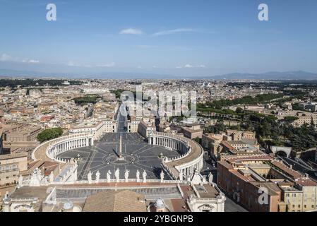 Rom, Italien, 19. August 2016: Aus der Vogelperspektive auf den Petersplatz. Es liegt direkt vor dem Petersdom im Vatikan Stockfoto