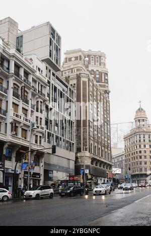 Madrid, Spanien, 20. November 2016: Regnerischer Tag in der Gran Via in Madrid. Es ist eine kunstvolle und gehobene Einkaufsstraße im Zentrum von Madrid. Es ist bekannt Stockfoto