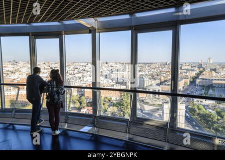 Madrid, Spanien, 7. April 2017: Nicht identifizierte Menschen beobachten die Skyline von Madrid vom Faro von Moncloa aus. Es ist ein Sendeturm mit einem Observat Stockfoto